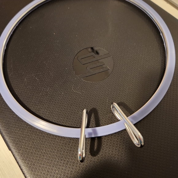 Embroidery hoop with pinch clamp to remove inner hoop. - Picture 3 of 3